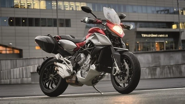MV Agusta Stradale 800 2015: nuovo video e foto ufficiali