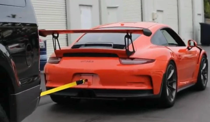 Porsche 911 GT3 RS al tiro alla fune con un SUV [Video]