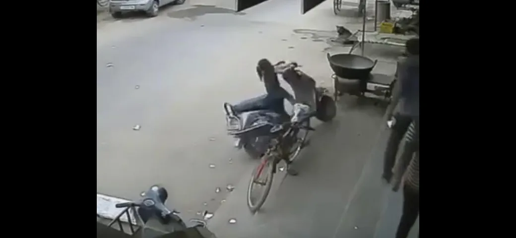 Bimba vola a terra con lo scooter [Video]