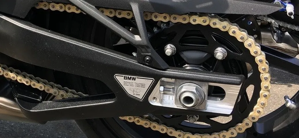 Manutenzione moto: misurazione e regolazione della tensione della catena