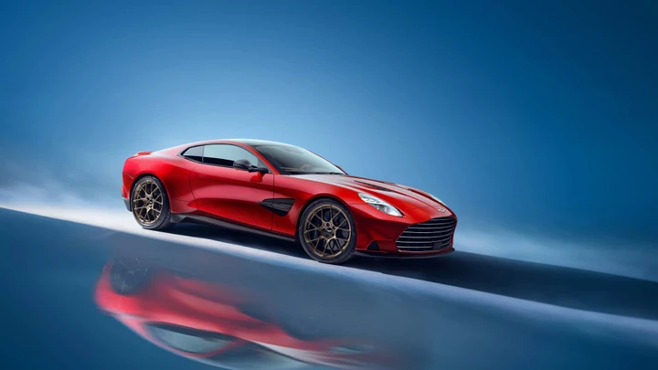 Aston Martin Vanquish 2024: ritorno di potenza e lusso estremo