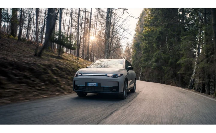 Leapmotor C10, fino a 571 CV e 986 km di autonomia: cambia anche la tecnologia di bordo