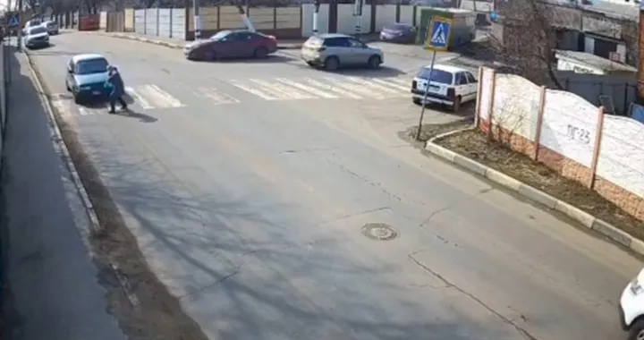 Pedone investito sulle strisce davanti alla Polizia: arresto immediato per l'automobilista
