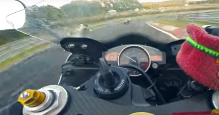 Quando pensi di andare forte e ti sverniciano all'esterno [Video]