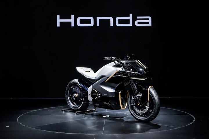 Una naked per il futuro: Honda spinge sull’elettrico verso la neutralità carbonica