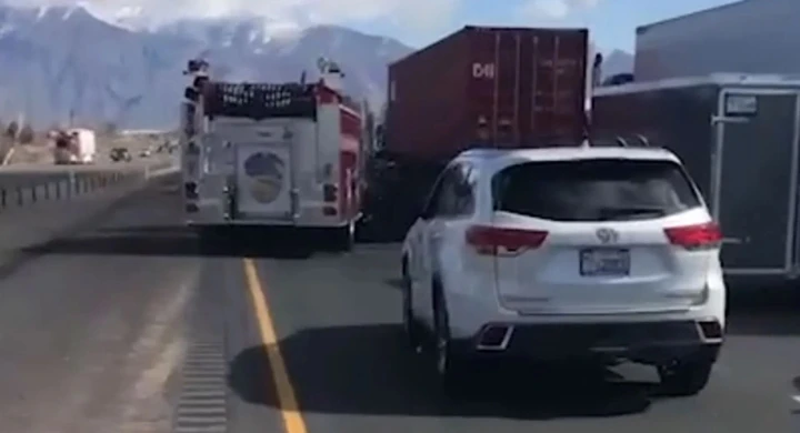 Camion dei pompieri si schianta contro nove veicoli [Video]