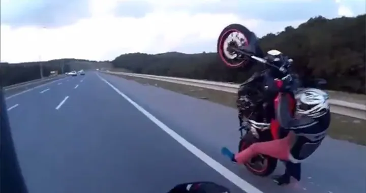 Impenna in autostrada ma cade, illeso [Video]