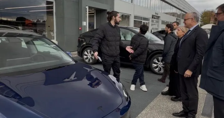 Il sindaco di Roma prova in anteprima la guida autonoma di Tesla
