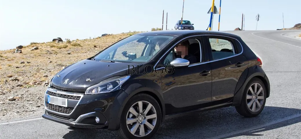 Peugeot 1008: foto spia del muletto
