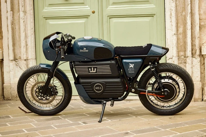 Anni ‘70, lusso e innovazione: la café racer elettrica che unisce moda e motori