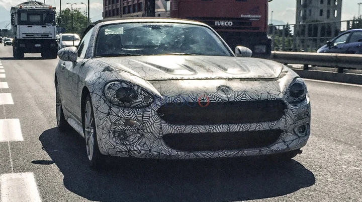 Abarth 124 Spider: le foto spia di un lettore