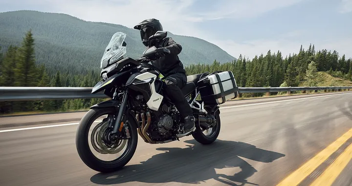 Triumph Tiger 1200 2027, la maxi enduro che si abbassa da sola