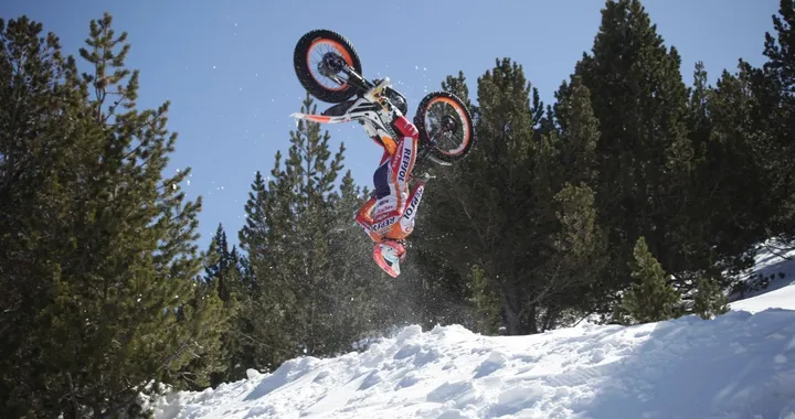 Toni Bou, acrobazie da sogno sulla neve [Video]