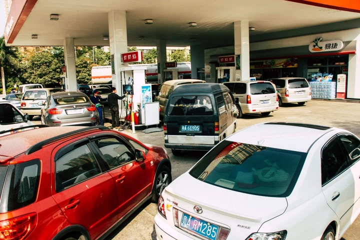Prezzi carburanti in aumento in Cina: ecco perché le auto elettriche non bastano