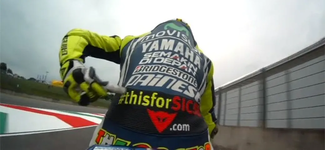 La tuta Dainese #thisforSIC58 di Valentino Rossi battuta per 24 mila euro