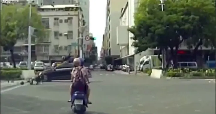 Scooter investito da un'auto che passa con il rosso [Video]