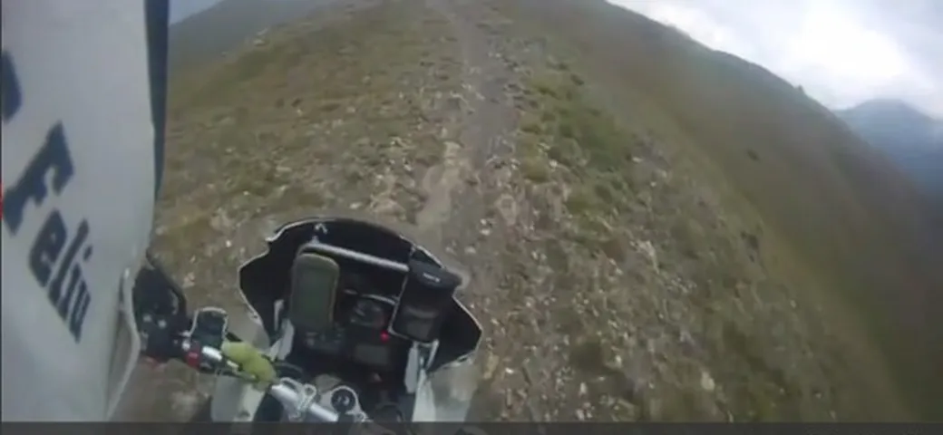 Video: enduro estremo in bilico sulla vetta