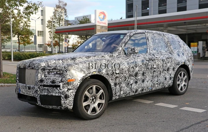 Rolls-Royce Cullinan: nuove foto spia