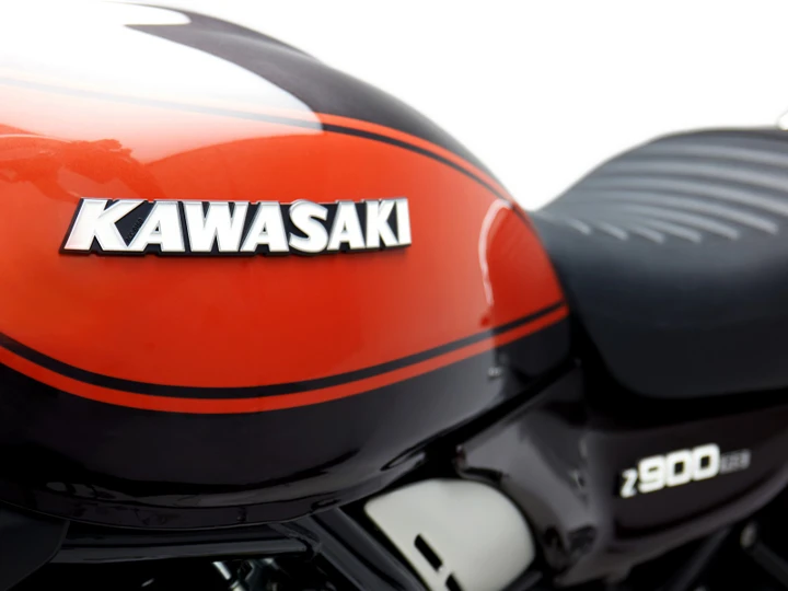 Kawasaki deposita il brevetto per una moto ibrida