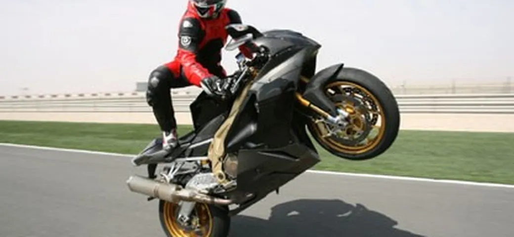 Prova RSV 1000 R - Factory, leggere differenze di guida