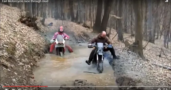 Due moto in strenua lotta con il fango [Video]