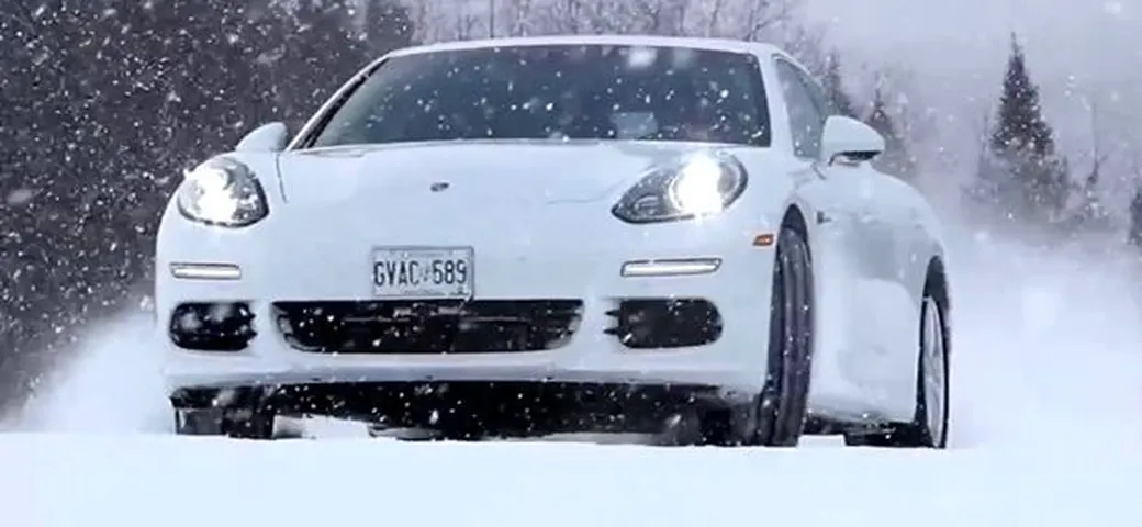 Porsche Panamera S E-Hybrid: sulla neve, in video