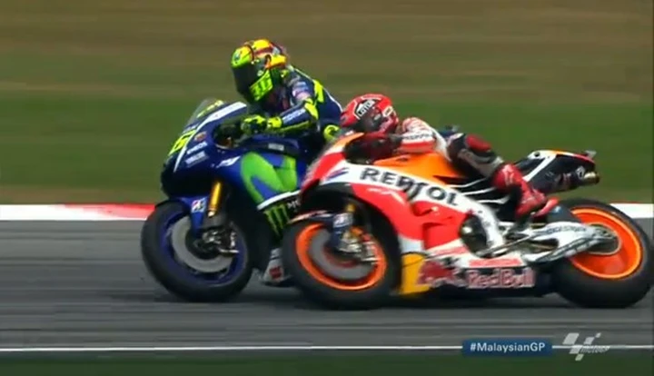 MotoGP Sepang 2015: il contatto Rossi-Marquez nei fatti