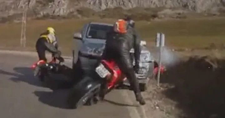 Video Epic Fail: automobilista incapace investe tre moto di fila