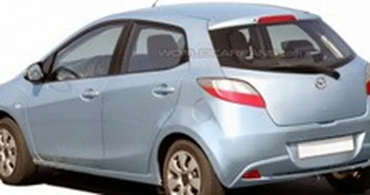 Mazda 2 berlina e station, nuove foto spia