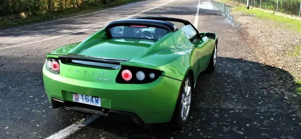 La prima Tesla è stata una Lotus Elise rielaborata con 6.800 batterie