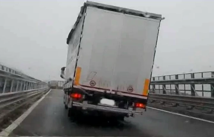Autostrada A2: le raffiche di vento ribaltano i camion [Video]
