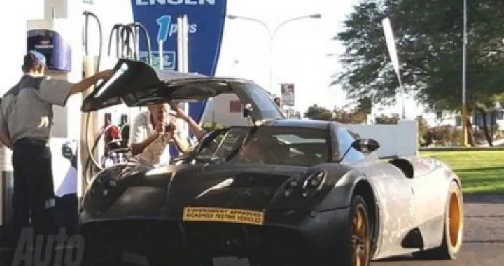 Foto spia Pagani C9: si aprono le ali di gabbiano