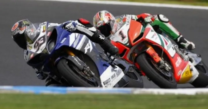 WSBK: capolavoro Melandri in Gara1 a Brno, che vince la lotta contro Max Biaggi e Carlos Checa