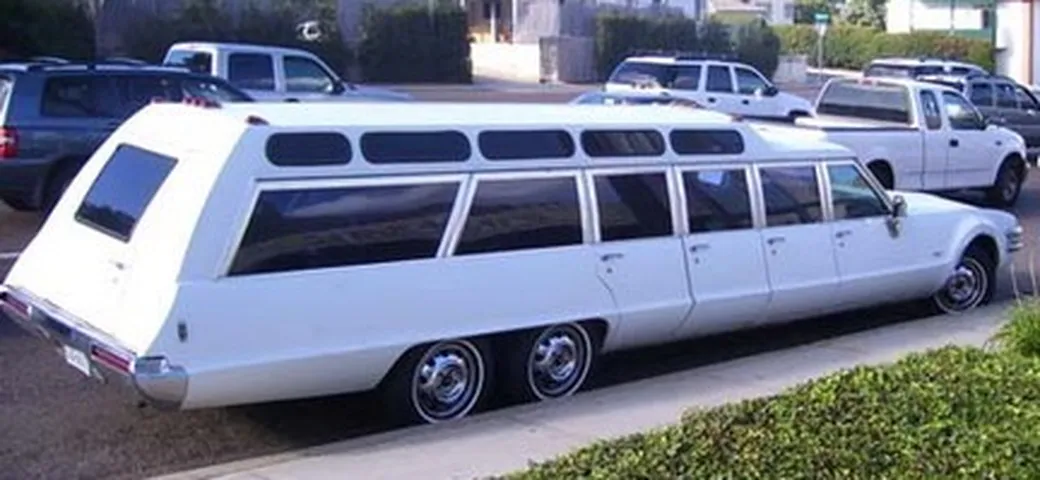 Toronado limousine Station Wagon con 6 ruote