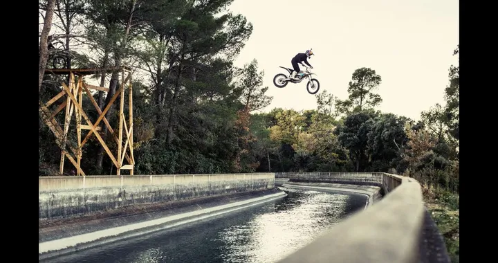 Acrobazie con la moto elettrica