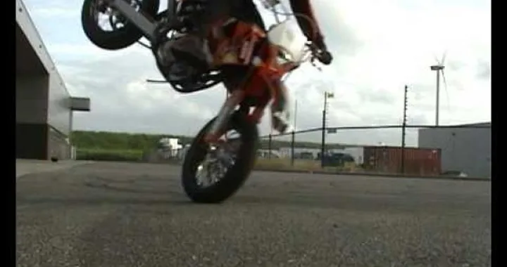 Supermotard stuntrider su KTM 250 EXC-F