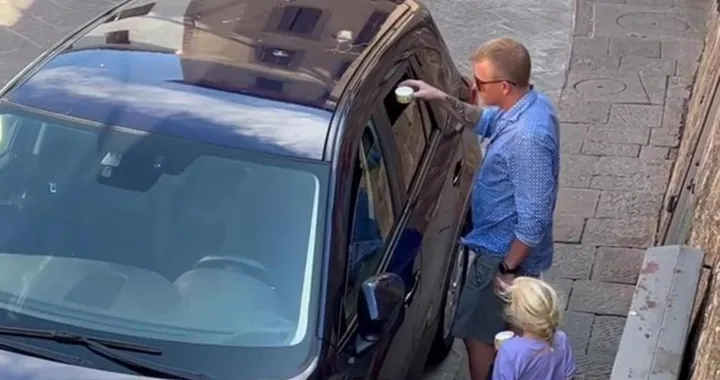 Kimi Raikkonen aiuta un cane intrappolato in un'auto al sole
