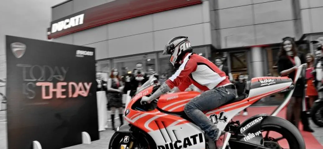 Andrea Dovizioso taglia il nastro all'inaugurazione del nuovo Ducati Store Roma