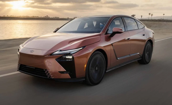 Nuova Lexus ES, debutto italiano con versioni ibride ed elettriche
