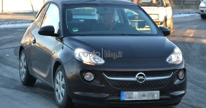 Opel Adam cabrio: foto spia su strada