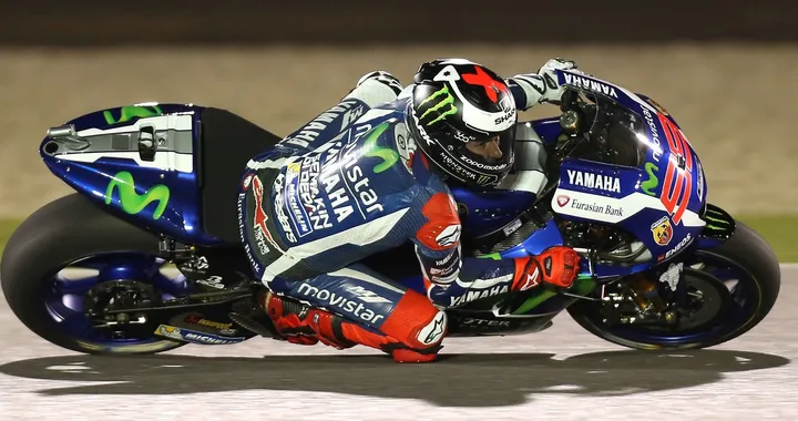 MotoGP Losail, il “re” Lorenzo detta la legge del più forte. Gran Dovizioso, super Ducati. Rossi fuori podio