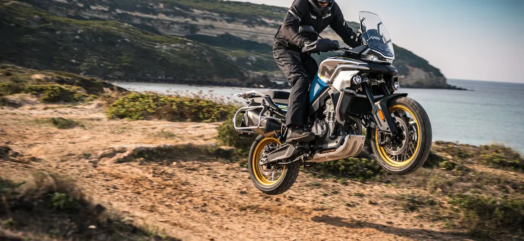 CFMoto 800MT arriva in Italia in due versioni: ecco i prezzi