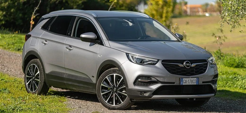 Opel Grandland X Hybrid4 AT8 AWD: la prova su strada