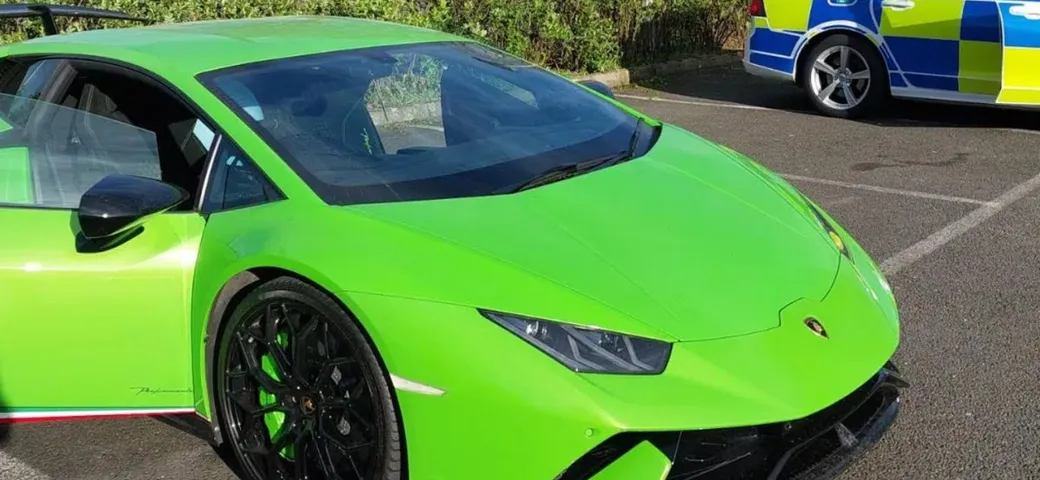 Lamborghini bloccata in autostrada dalla Polizia: assenti due documenti obbligatori