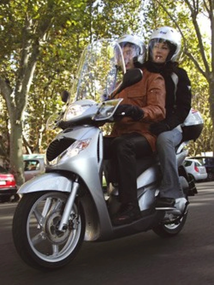 Mercato: ancora bene gli scooter, in calo le moto