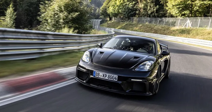 Porsche 718 Cayman GT4 RS: ultimi collaudi e record al Nurburgring