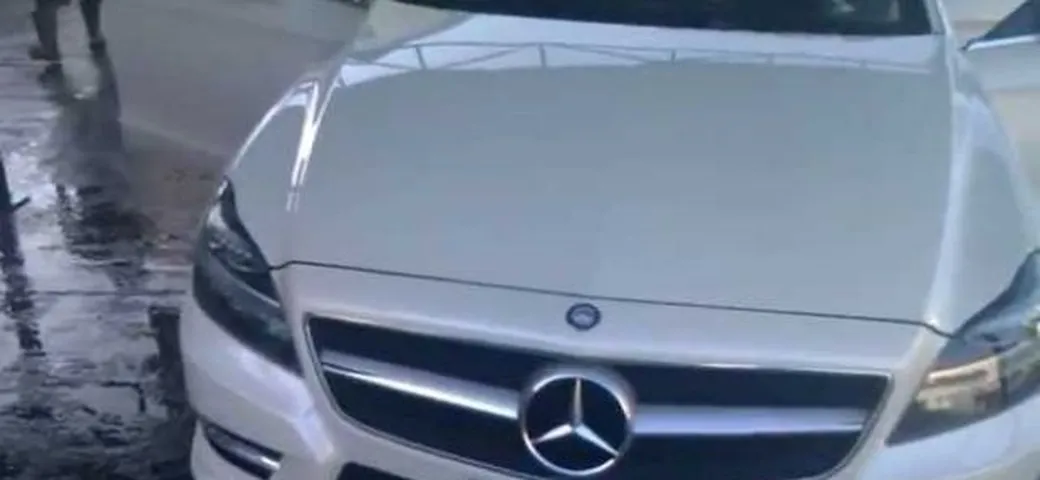 Mercedes: ecco come lavare l'abitacolo di una CLS...