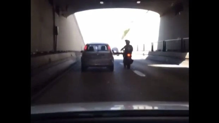 Epic fail: Scalcia una macchina, ma finisce a terra [Video]