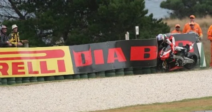 Foto del giorno: fuori pista di Max Biaggi a Phillip Island