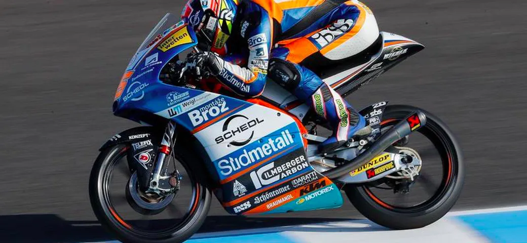Moto3, Jerez: show e cadute. La “prima” di Oettl in volata su Bezzecchi, leader mondiale. Trionfo Ktm